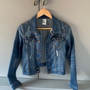 H &m Denim Jean jacket . Two pockets in the front . Wore only once .